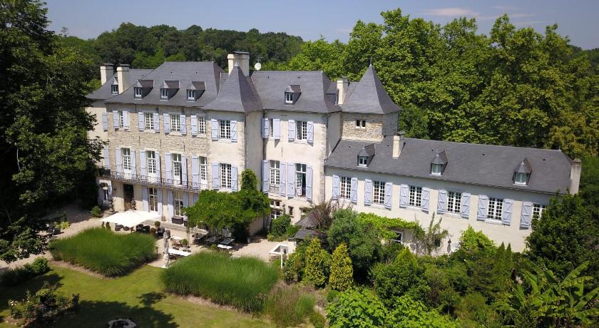 BOOK >> Chateau de Lamothe in Moumour, France