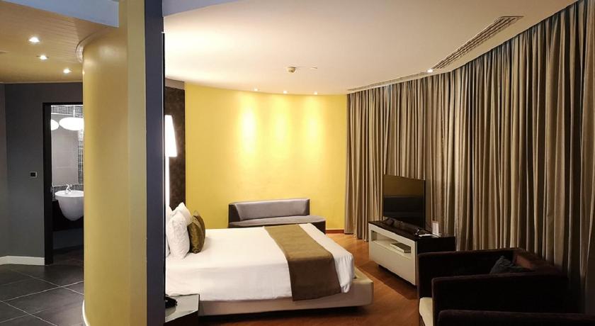 Image of Corner Suite 6