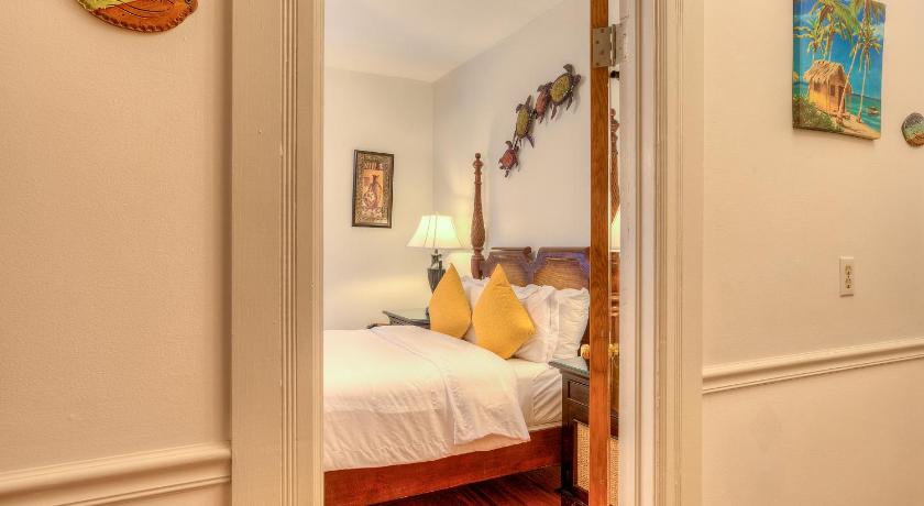 a bedroom with a bed and a mirror, Key West Harbor Inn - Adults Only in Key West (FL)