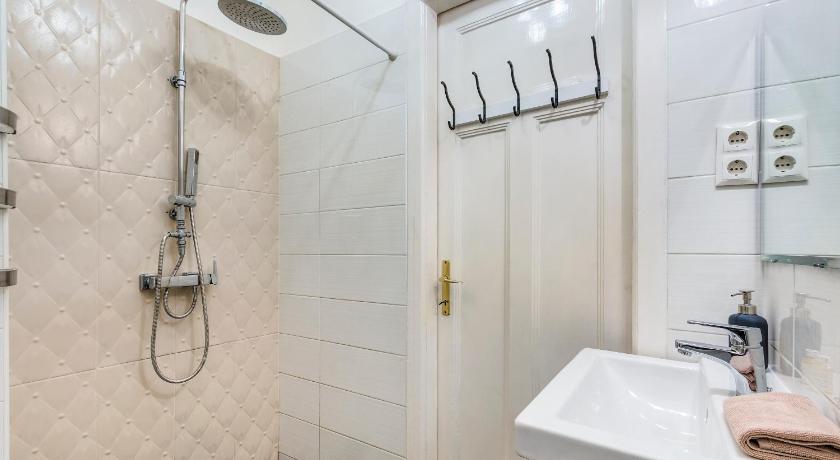 d.Five Fashion Street Luxury Apartment photo