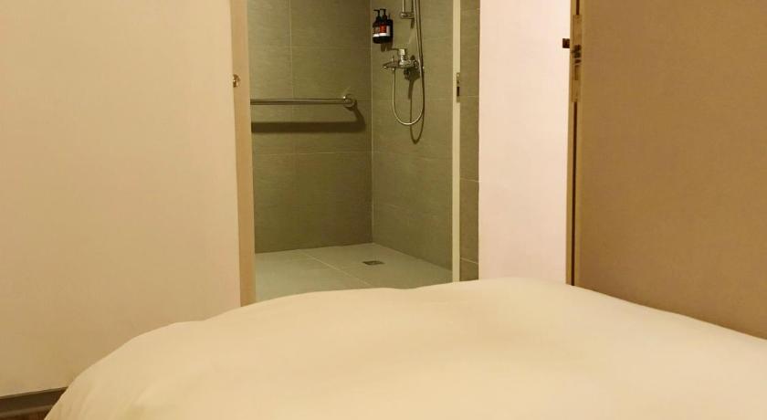 Image of Compact Room - Male Only 7