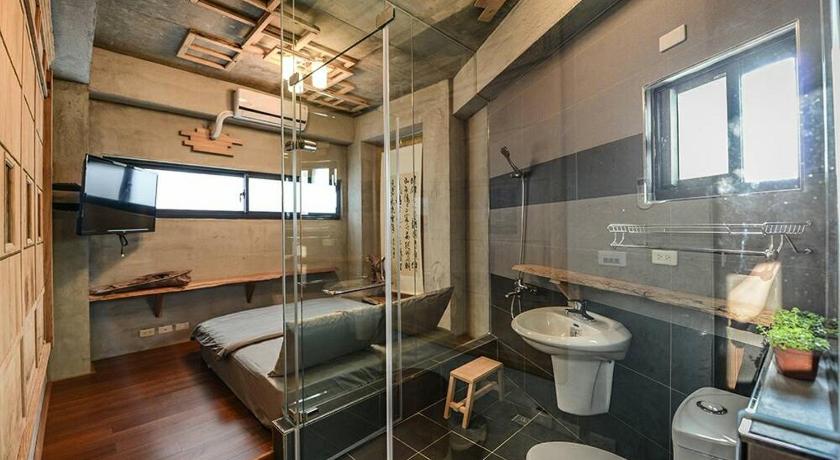 a bathroom with a toilet and a sink, Pin Shiuan Inn in Liuqiu