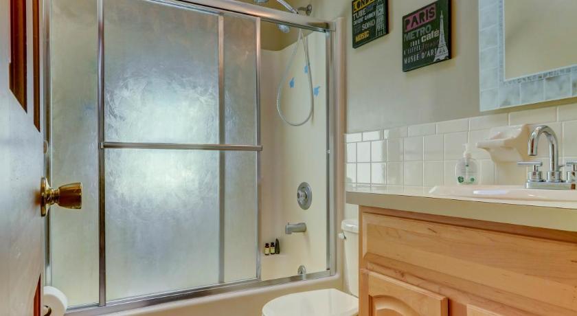 *** Pocono Bliss Home , Hot Tub, Sauna,Ski,Lakes, 1H30M to NYC photo