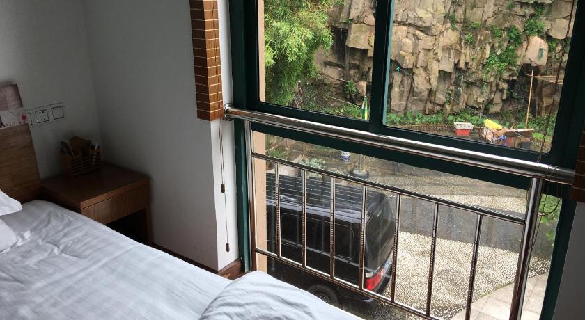 a bedroom with a bed and a window, Shengsi Huajing Villa in Zhoushan
