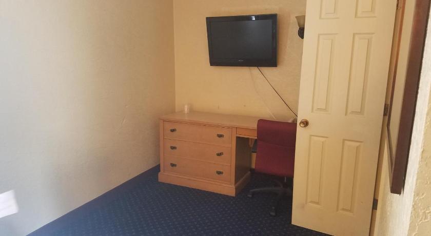 TRAVELODGE INN & SUITES TALLAHASSEE NORTH photo