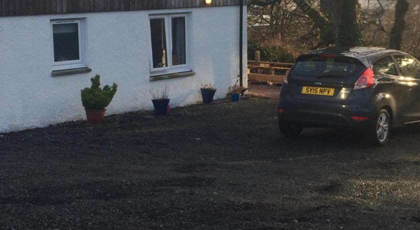 a car parked in front of a house, Adalienes Retreat in Portree