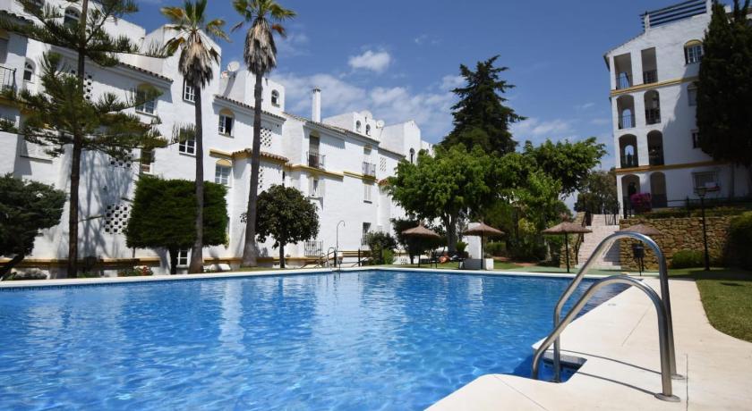 Atico Duplex Atalaya del Golf — Hotel in Estepona