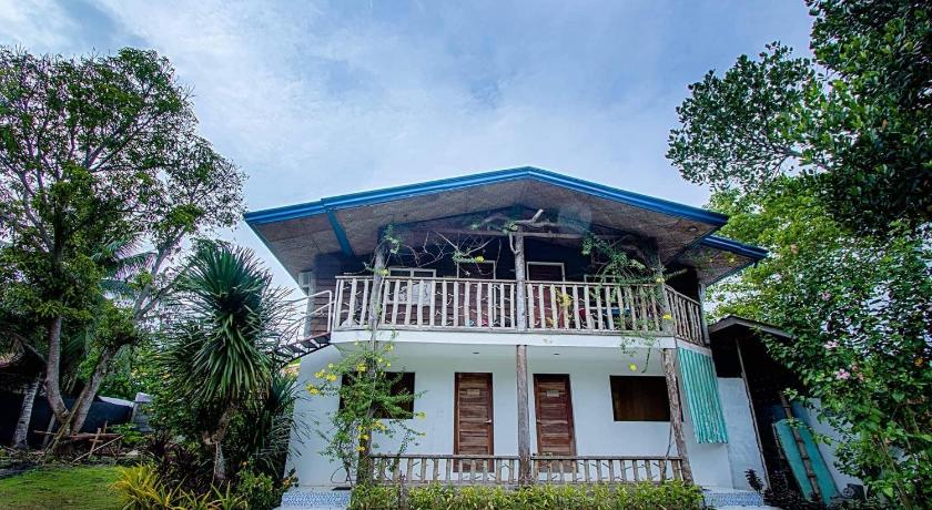 a large white house with a blue roof, La Vida Hostel in Davao City