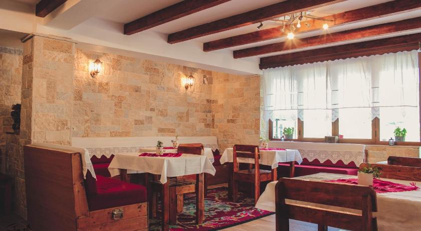 Friends' Guesthouse &amp; Hostel — Hotel in Gjirokaster