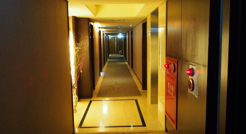 a hallway with a door leading to a hallway, Elite Hotel in Miaoli