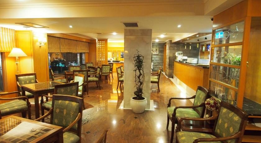 a dining room filled with tables and chairs, Elite Hotel in Miaoli