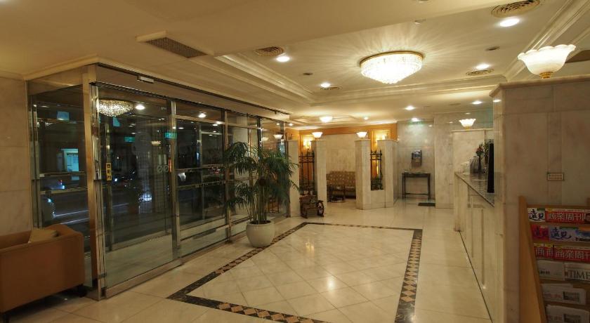 a very large room with a lot of windows, Elite Hotel in Miaoli