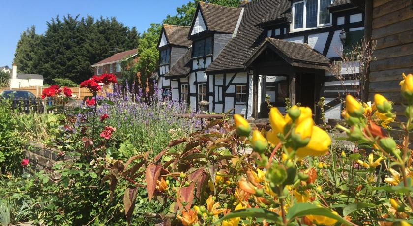 The Thatch Inn — Hotel in Gloucester