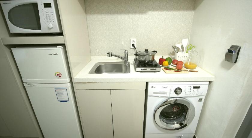 Image of Deluxe Twin 13