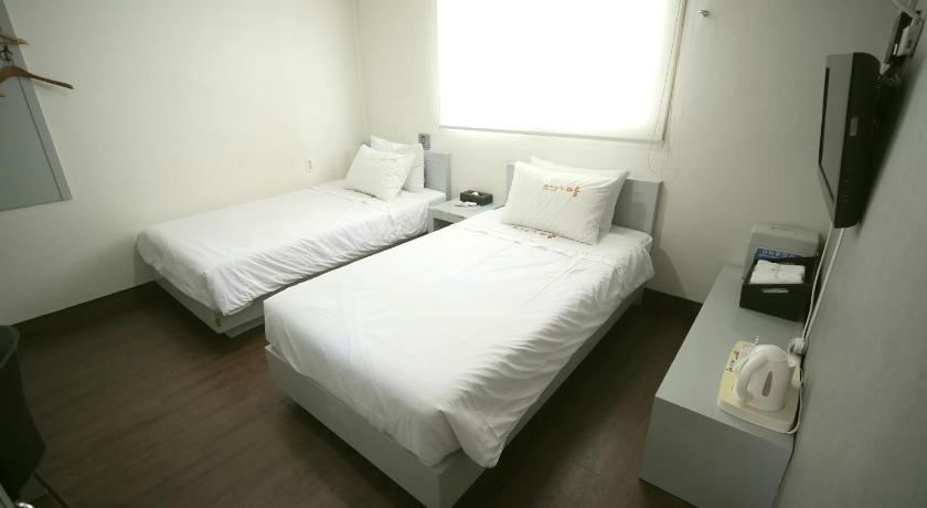 Image of Deluxe Twin 17