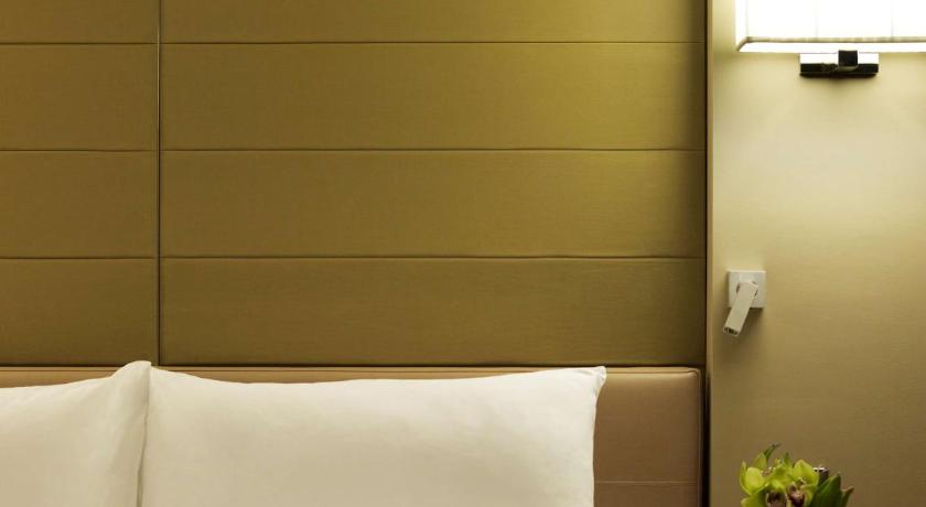 Image of 1 King Bed With River View And Club Access 7