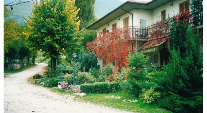 Albergo-Ristorante"Parco alle Noci"tra la Cascata delle Marmore,Labro e valle Santa di S Francesco