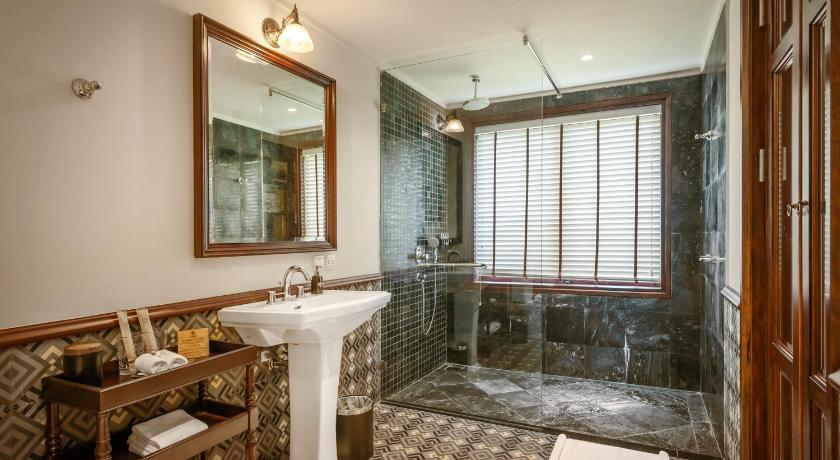 Image of Club Wing Junior Suite with Balcony 12