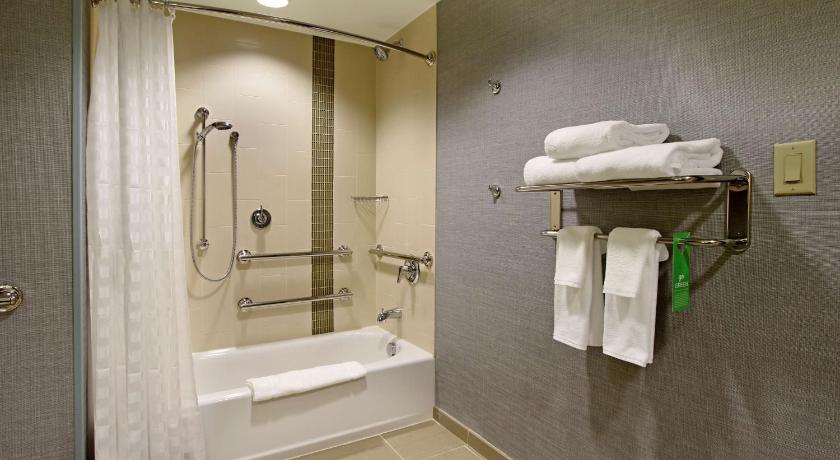 Image of Two Queen Beds (with Sofa Bed) 6