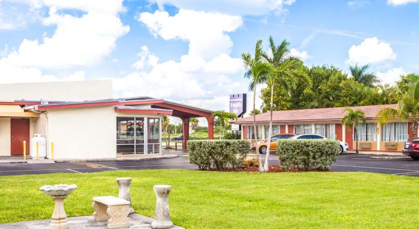 Econo Lodge Inn & Suites