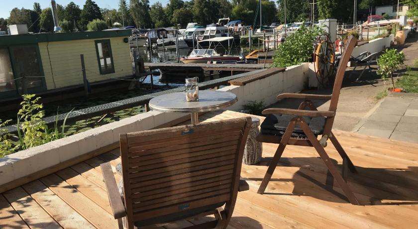 Tiny House oder Ferienwohnung auf der Sunset Marina photo