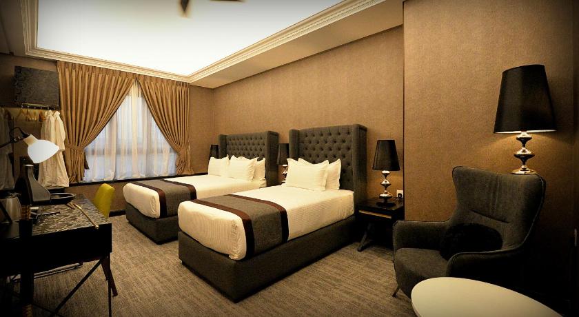 Image of 1969 Chairman's Suite 3