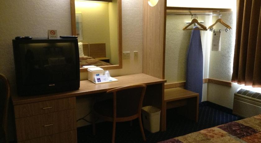 Econo Lodge Denver International Airport photo