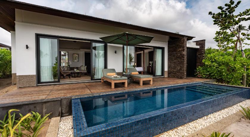 Image of One Bedroom Deluxe Beachfront Villa 7