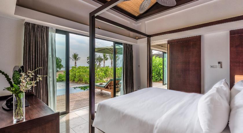 Image of One Bedroom Deluxe Beachfront Villa 4