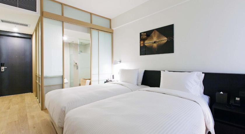 Image of Deluxe Twin 5