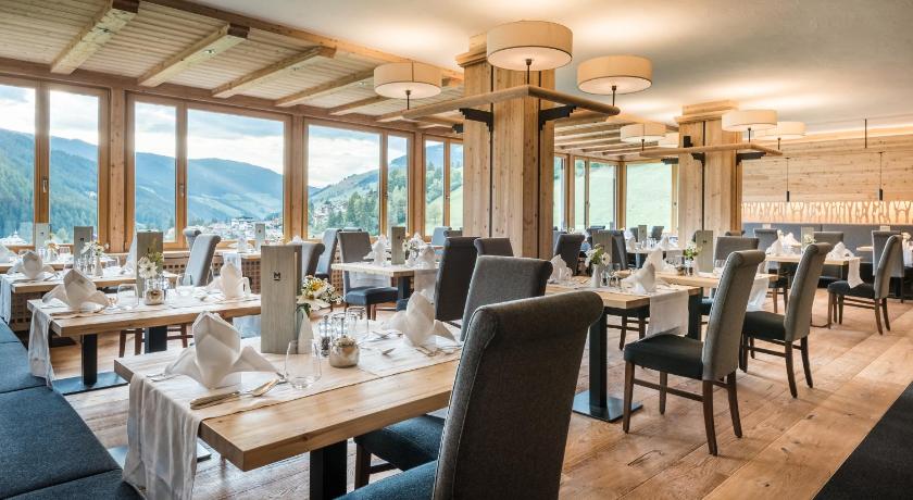 Marebbe Hotel Mareo Dolomites 4-Star Hotel lobby