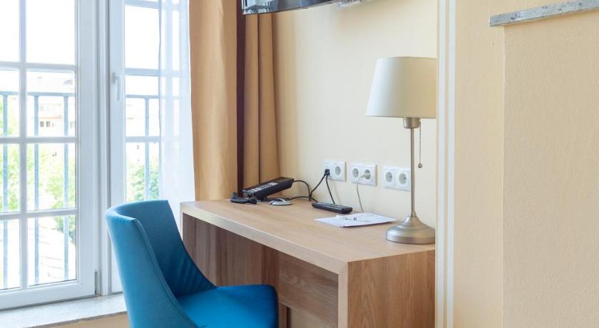 Image of Family Room with Garden View 14