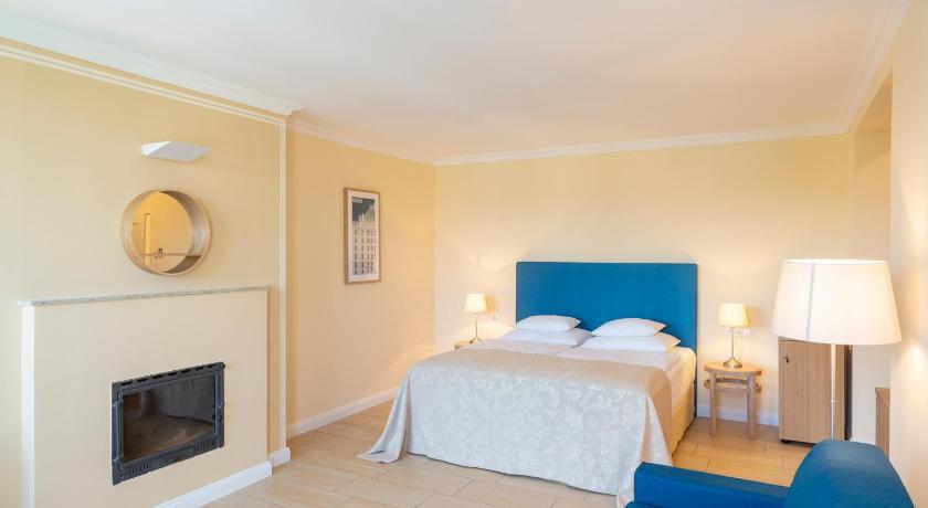 Image of Family Room with Garden View 9