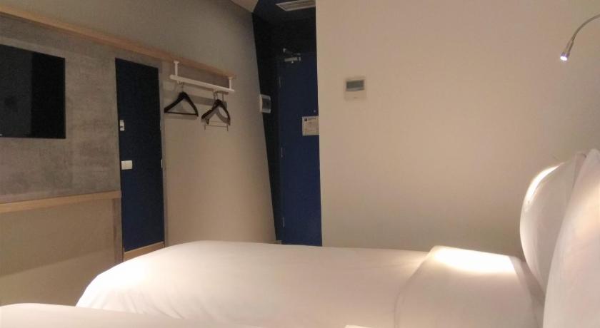 Image of Standard Room with 2 Single Beds 5