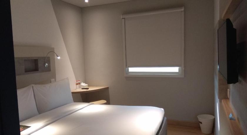 Image of Standard Room with 1 Queen Bed 4