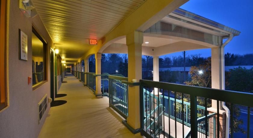 Days Inn & Suites by Wyndham Peachtree City