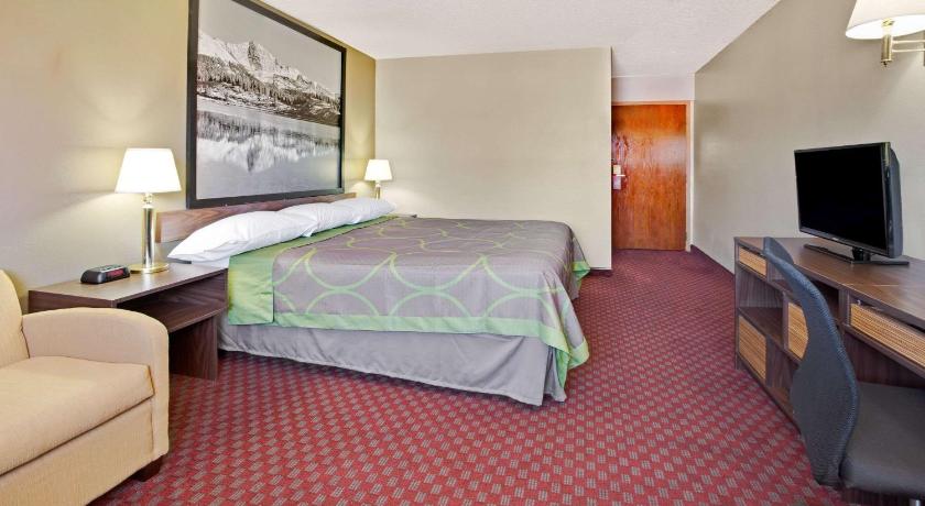 Super 8 by Wyndham Longmont - Del Camino