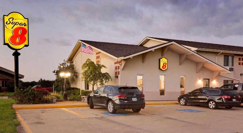 Super 8 By Wyndham Keokuk photo