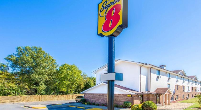 Super 8 By Wyndham Richmond/Broad Street photo
