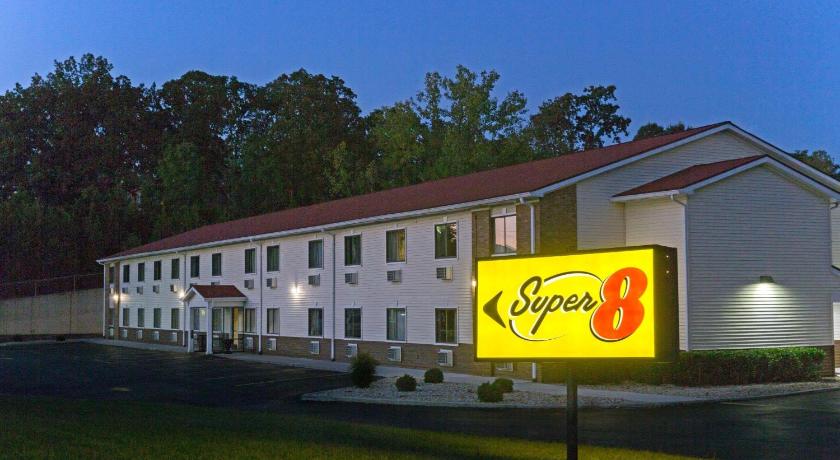 Super 8 By Wyndham Radcliff Ft. Knox Area