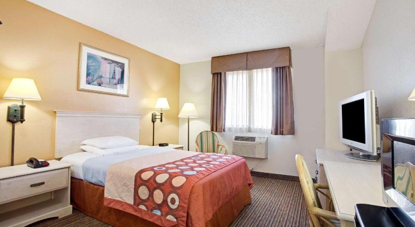 Super 8 By Wyndham Clearwater - St. Petersburg Airport