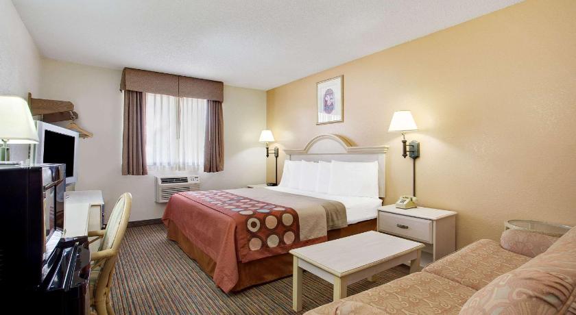 Super 8 By Wyndham Clearwater - St. Petersburg Airport