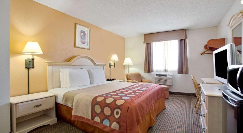 Super 8 By Wyndham Clearwater - St. Petersburg Airport