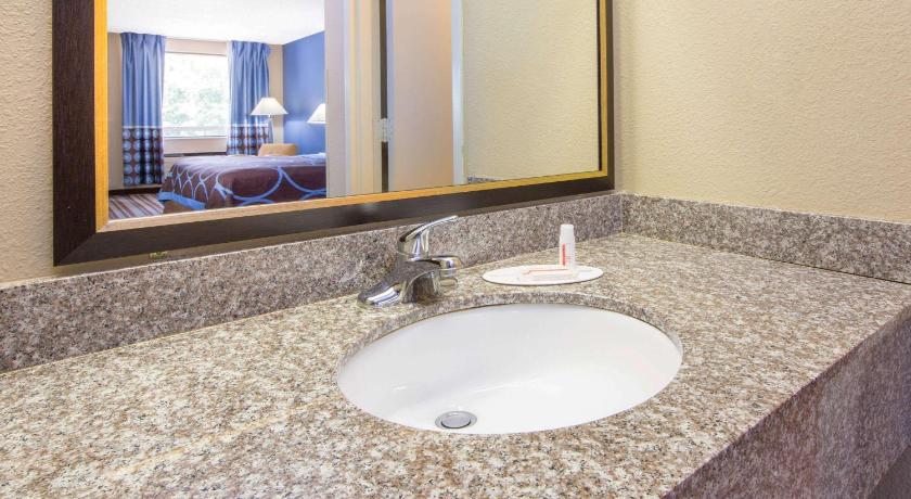 Super 8 By Wyndham Dothan photo