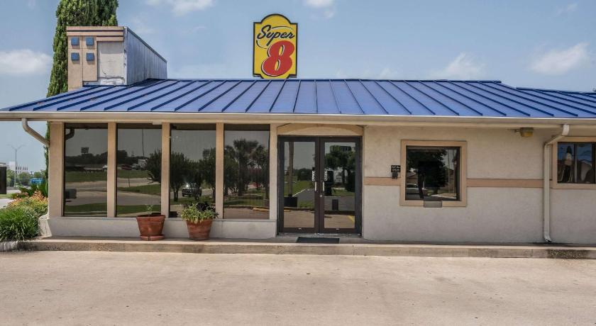 Super 8 By Wyndham San Marcos photo