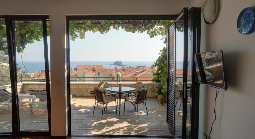Apartments Minja Nerin — Hotel in Petrovac