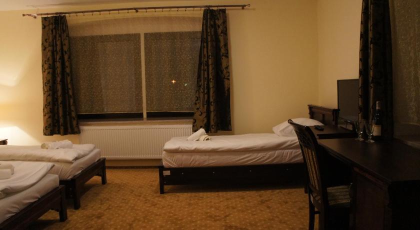 켄치에르진-코즐레 Dworska Elektrownia 2성급 호텔 외관