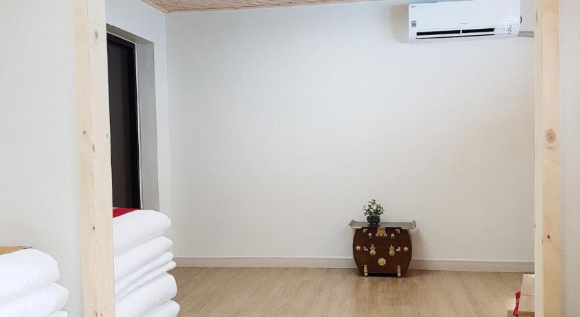 Image of Family Room with Private Bathroom 3