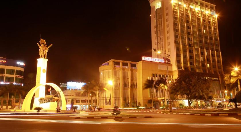 a large clock tower in the middle of a city, Sai Gon Ban Me Hotel in Buon Ma Thuot