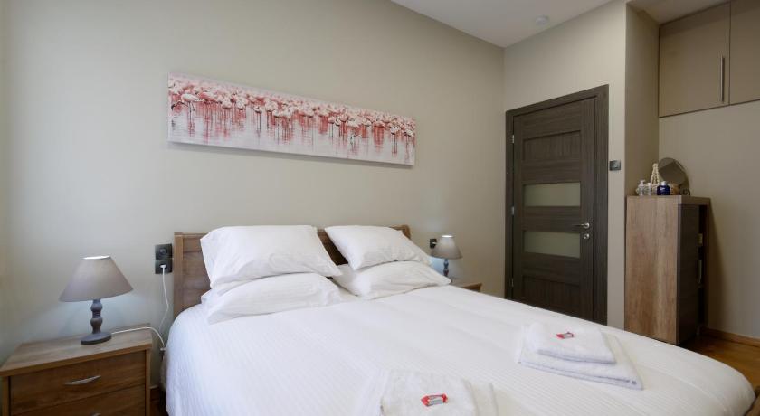 “ZEUS”, STYLISH LUXURY BUSINESS SUITE in the heart of Athens.